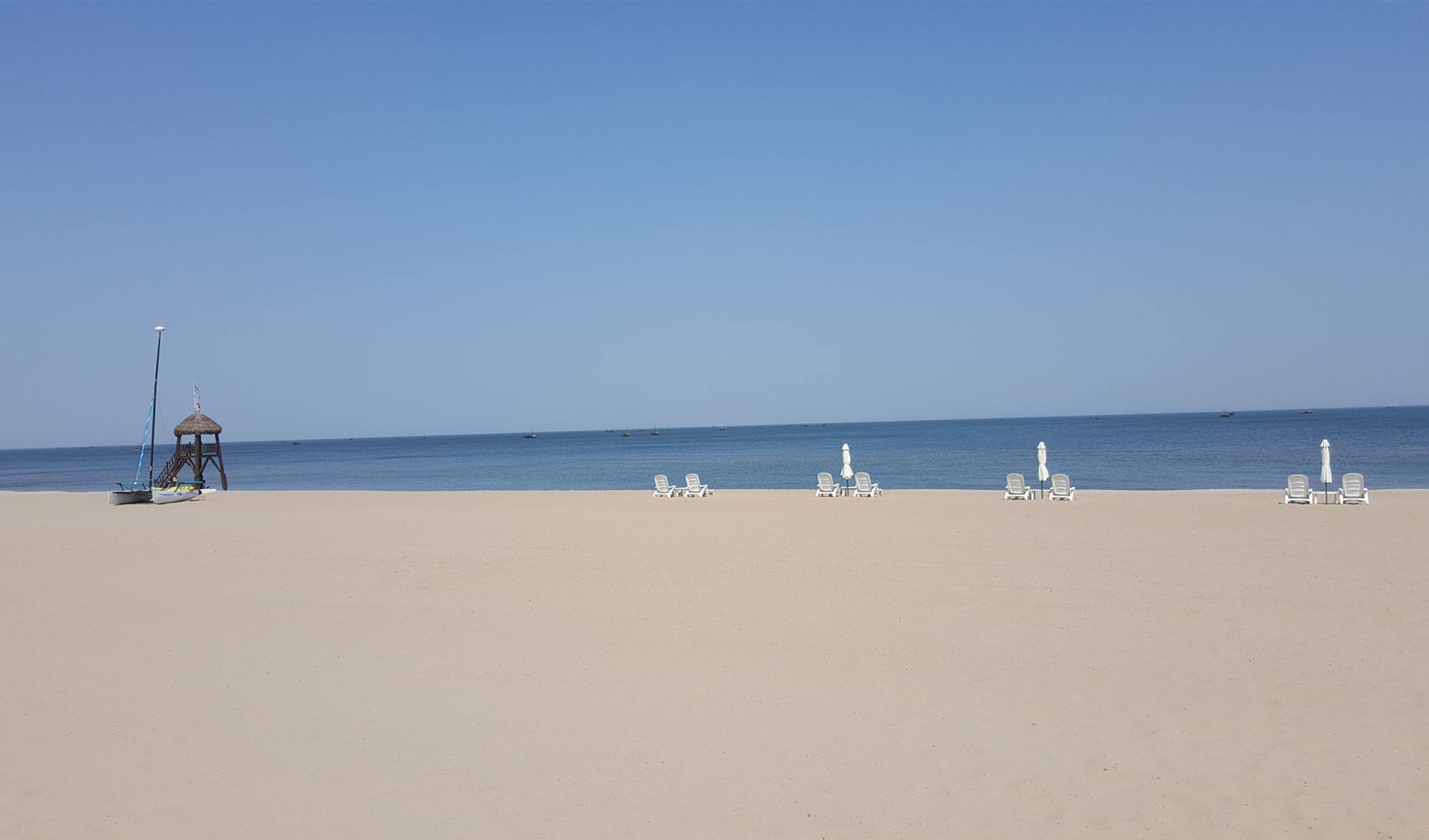 阿那亚的沙滩干净细腻，堪比三亚亚龙湾，从我家步行到沙滩仅需5分钟